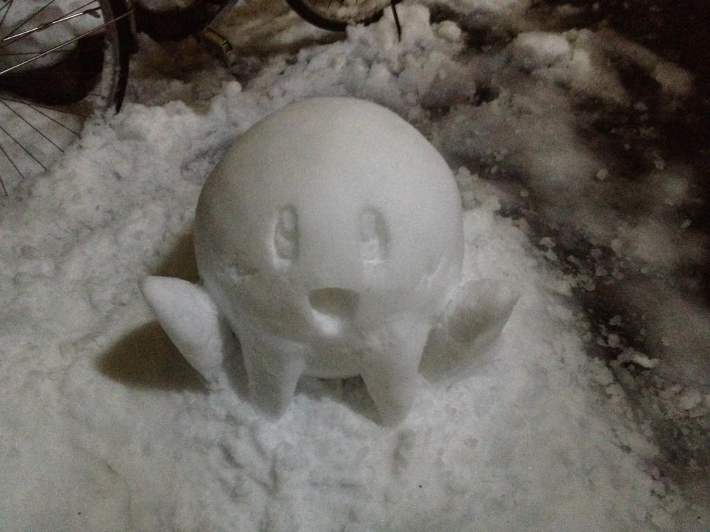 昨日2013年的第一场雪席卷东京,整个城市变得银装素裹,当然这也给那里的市民一个展示自己才艺的机会。 你所看到的这些雪雕作品均出自东京市民之手,这些形象有的来自于海洋的野生动物,有些来自漫画、动画中的角色甚至是电视游戏中的经典形象,这的确是种减压的好方式,不是么? 作者:赵新宇 2013-01-15 19:00