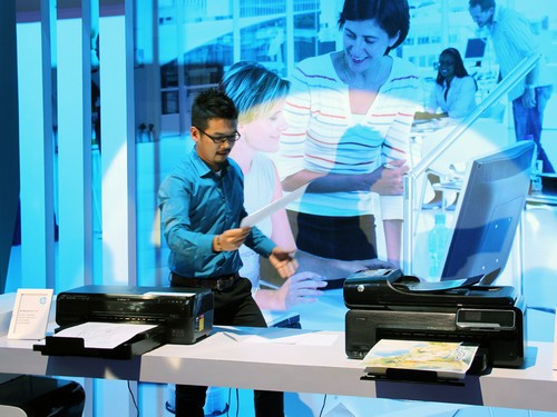 HP Officejet 150世界上首款 便捷式一体机。 这款设备被广泛应用于各个行业:卫生监督 公安交通 公安消防 安全监督 宽幅打印系列致力于特殊客户的需求 跟普通市面的产品相比,添加了无线打印功能,人性化的价格不再让人望而却步。 A3打印的其实应用广泛:设计行业 POP海报的打印 通用办公的特殊需求:财物报表、试卷等等,跟拼接、跟无奈说再见!