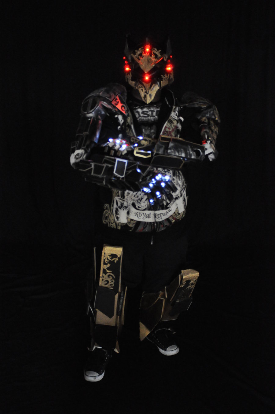 谁说纸糊的不威风?有才老外用纸折出机器人