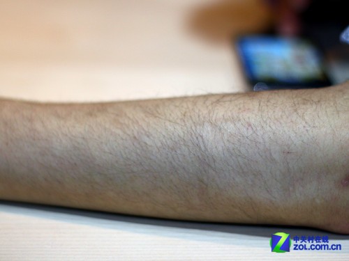 美女不留死角编辑上阵示范脱毛大法