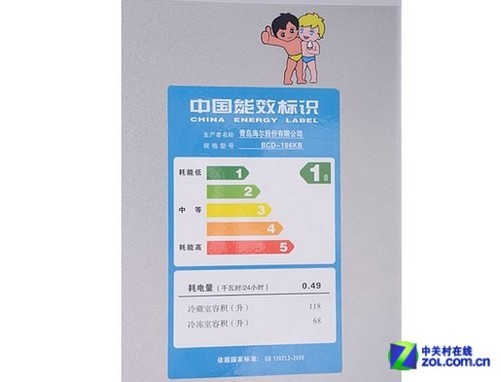 1、采用压花铝板蒸发器。制冷快、保鲜好,耐腐蚀、寿命高; 2、独有的角蒸发器技术。阻止压缩机运转产生的热量对下层抽屉制冷的影响,而且实现了两面立体制冷,制冷效果好、制冷均匀; 3、 双宽设计。 宽电压带技术设计,能够在176~242V电压范围内正常运转;宽气候带设计,无论一年四季气温如何变化,冰箱均能运行自如,不会出现天热不停机,天冷不启动现象; 4、自动低温补偿功能。无需手动调节冰箱在任何季节都能正常工作; 5、超微孔发泡技术。发泡均匀,发泡密度大,保温效果好 6、时尚新外观。VCM面板,不含重金属,环
