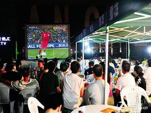 酒吧投影4K搞定 100英寸观巴西世界杯