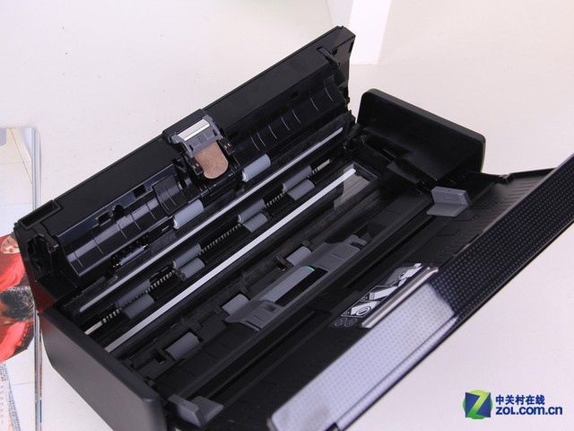 ��ǰ�ǣ����Կ�������ɨ�辵ͷ���ֵ�ADS-1100W��Яɨ����������2��CISɨ�赥Ԫ��֧���Զ�˫��ɨ�裬˫��ɨ���ٶȸߴ�ÿ����32�棬�ܺõ�֧������칫Ч�ʡ�