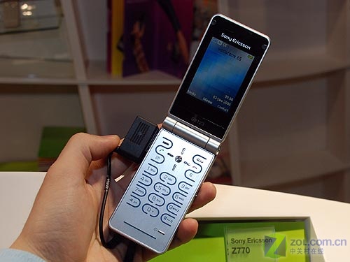 ���ᰮ���ţ�Sony Ericsson��Z770iͼƬ���� ��13�� -ZOL�йش����ߵ�13��
