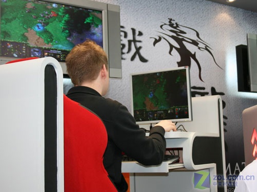 CeBIT 08:���ȫϵ��DDR3�ڴ�������ͼƬ����,ͼ2-ZOL�йش����ߵ�2��