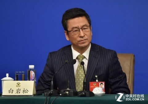 【高清图】白岩松两会提议网店卖书打折须管制