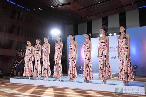 【高清图】雪地泳装秀 新丝路模特大赛16晋14