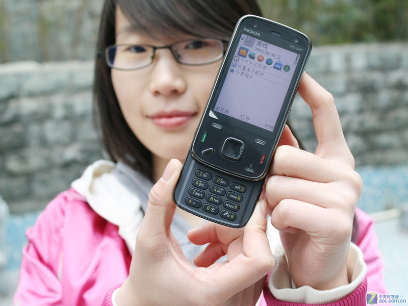 【人物-黑色图】诺基亚n86黑色打开图片-zol中