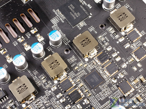 当艺术碰到显卡 鲨鱼镂空PCB专利设计