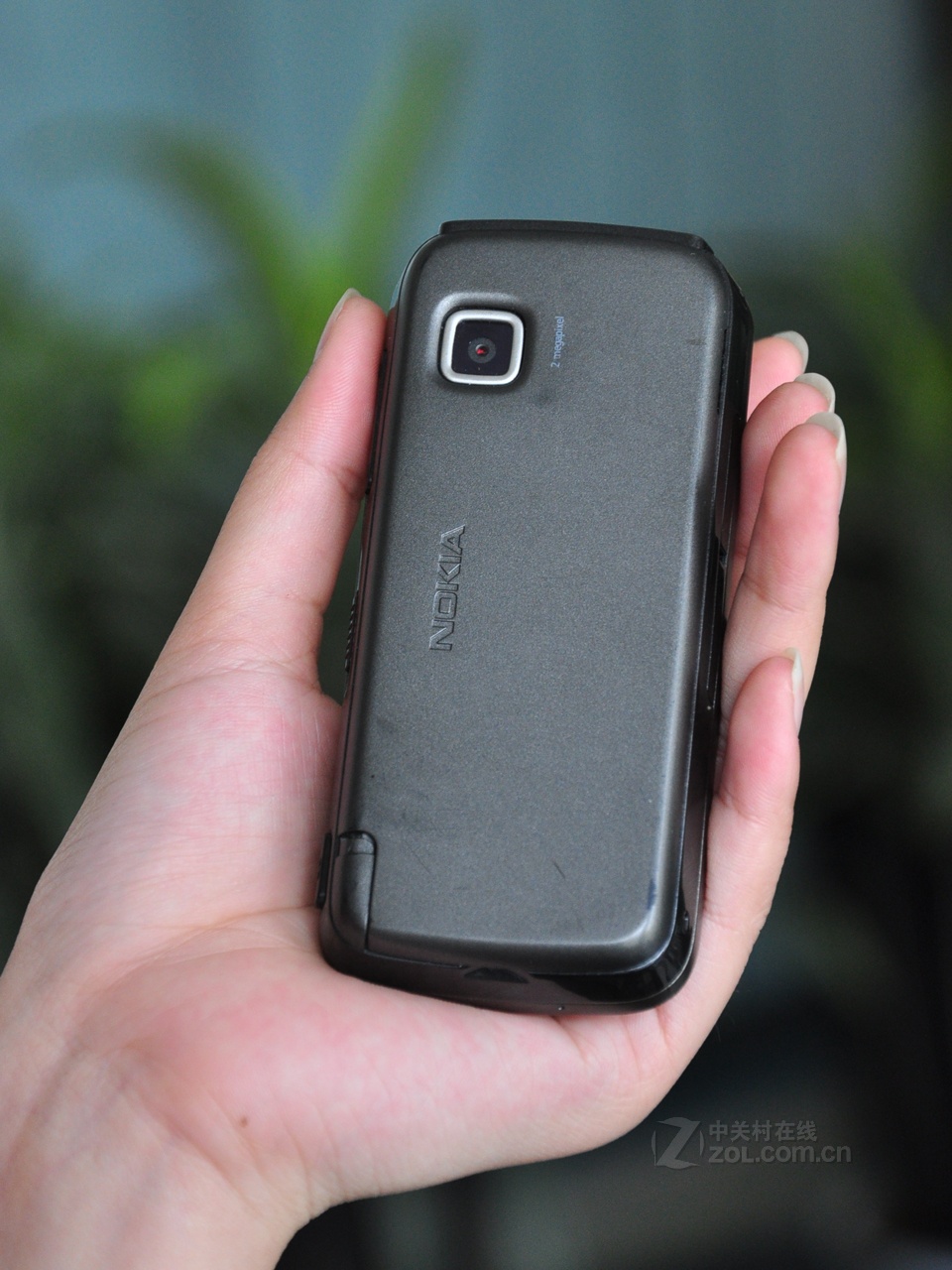 【人物外拍图】诺基亚5230黑色背面图片 图1