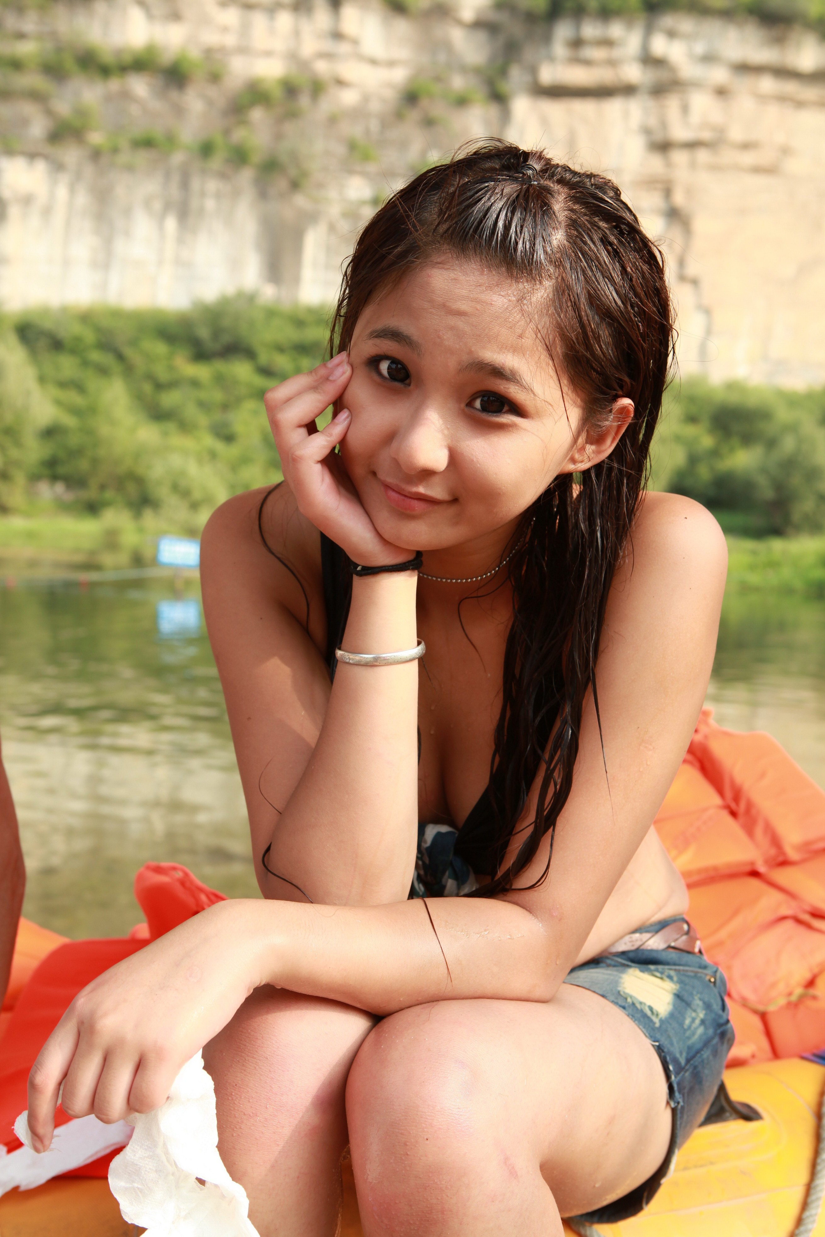 个漂亮妹子有胡子!