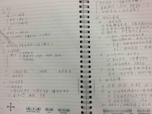 尖子生往往一边听课一边记重点