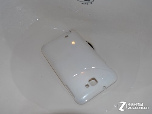 橡皮\/酒精谁有用 清洗白色手机套大作战_手机
