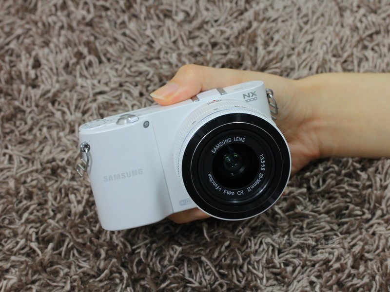 【手持效果图】三星NX1000白色正面图片 图5-ZOL中关村在线