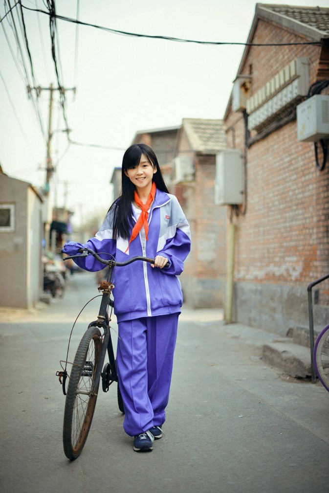 清纯激荡起满满回忆 萌妹校服照爆红网络