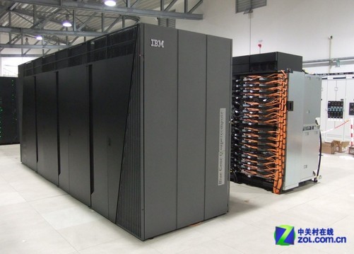 超级计算机"juqueen"最先组装起来的8个机柜