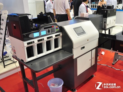 金融展:古鳌展出大型纸币清分一体机 原创