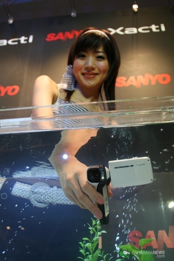 【高清图】 美女携三洋防水dmx-ca65数码摄像机亮相图6