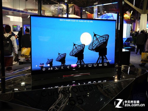CES2014:海尔展出65英寸曲面屏OLED电视