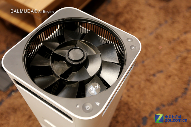 内外两组扇叶的设计,是巴慕达的专利设计,这样的设计将提供一个垂直