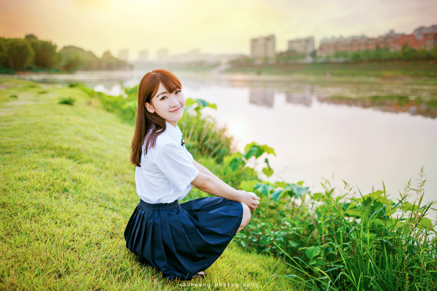 长发校服棒球帽草地上纯情美女出镜