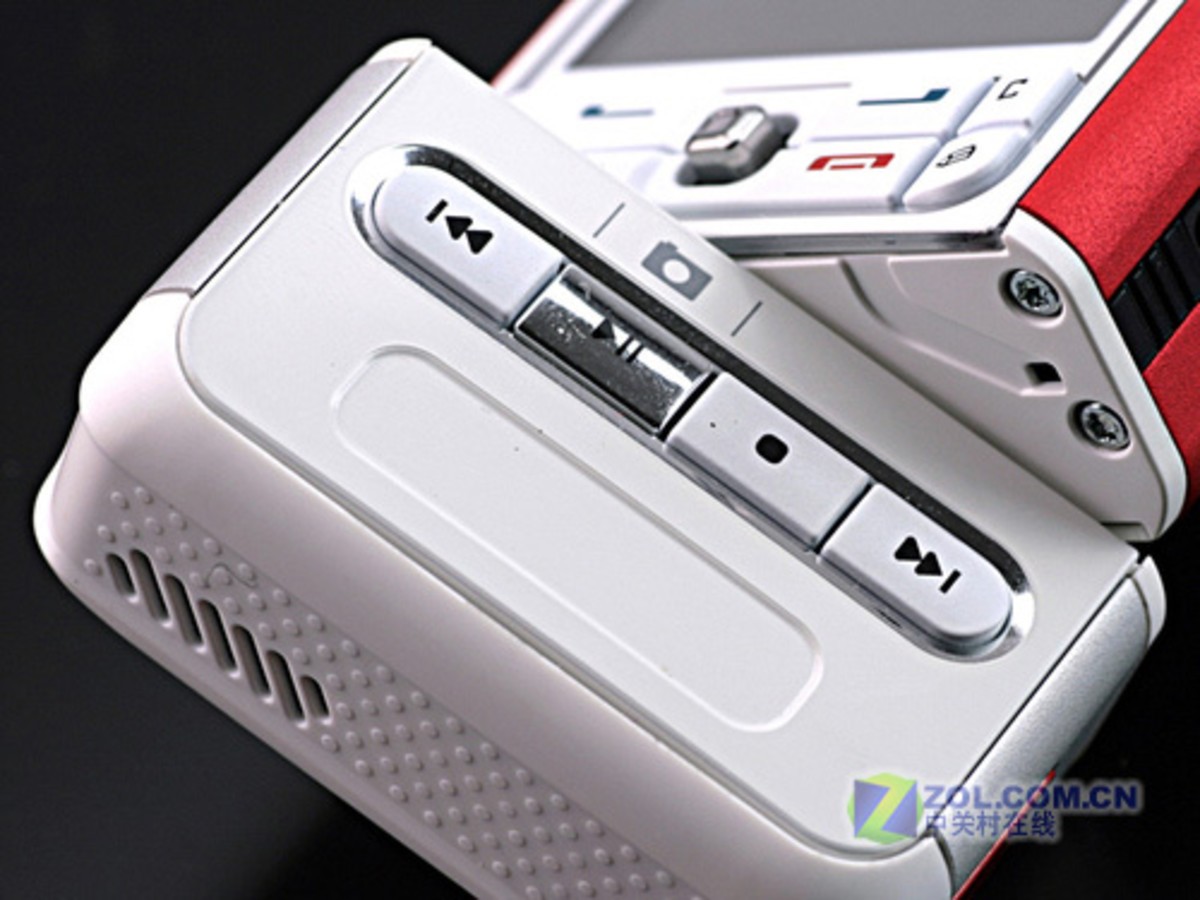 【高清图】听歌拍照两不误 2500元全能手机大