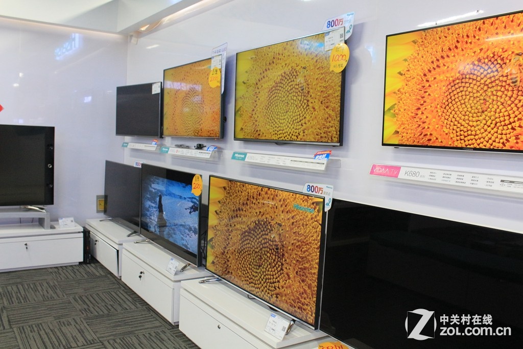 【高清图】 超高清电视渐受追捧 春节电视卖场综述图21