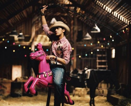 【高清图】 骑马扮牛仔 周杰伦《我很忙》专辑写真图3