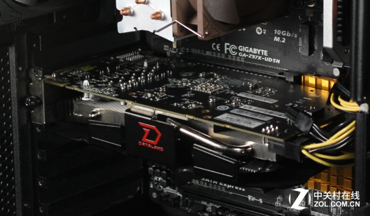 这才叫真正烤机 看小编狂虐cpu到85度 (1/6)