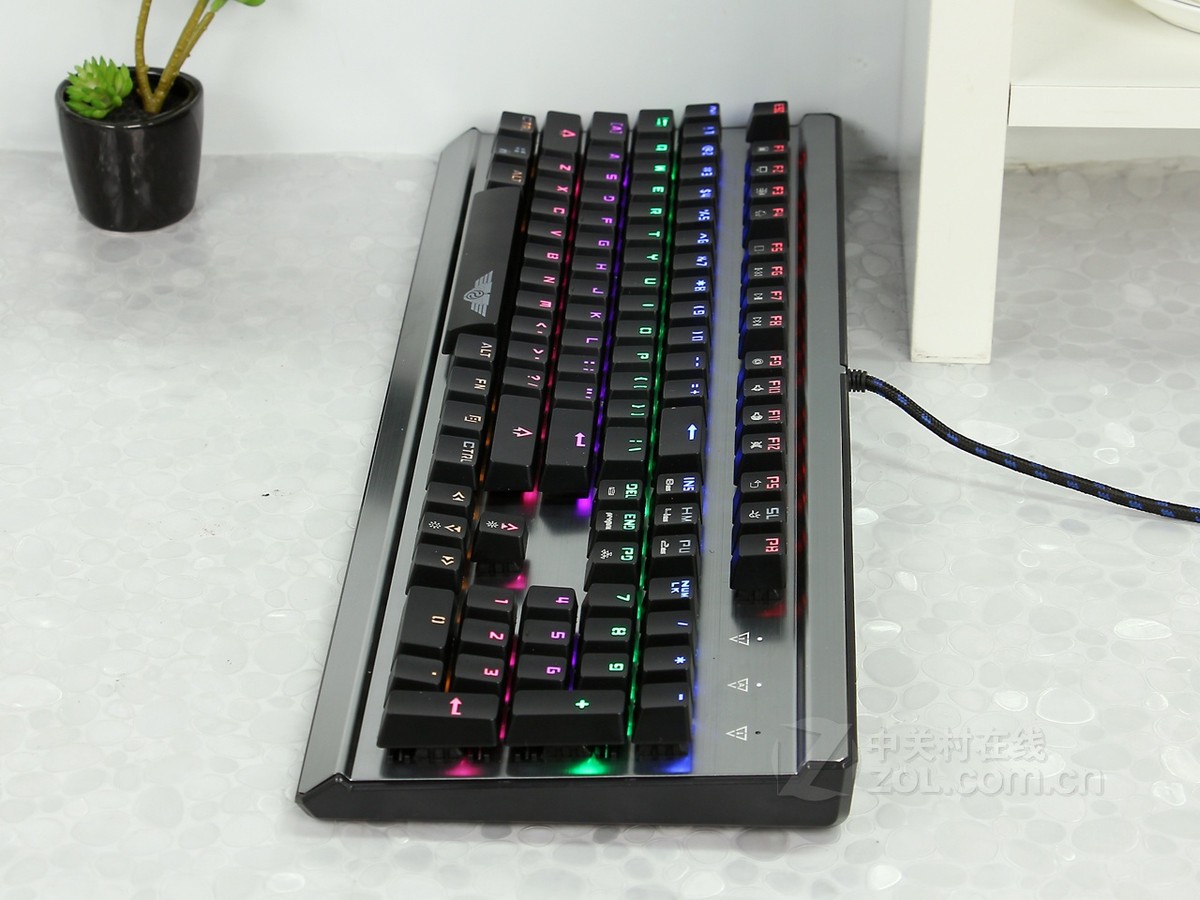 新贵gm600悬浮式炫光机械键盘