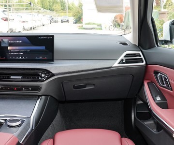 ����3ϵ 2025�� 325i M�˶���װ�пط�����7