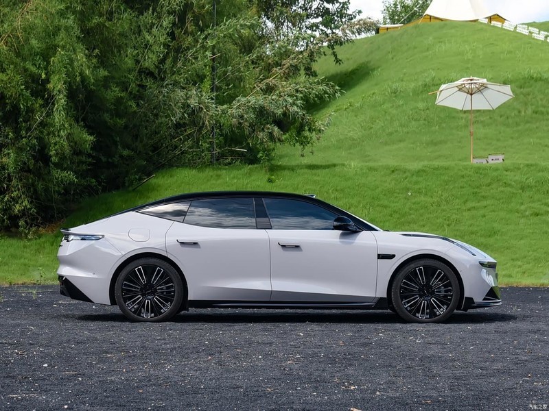 ���10 EM-P 2025�� 240����Ultra