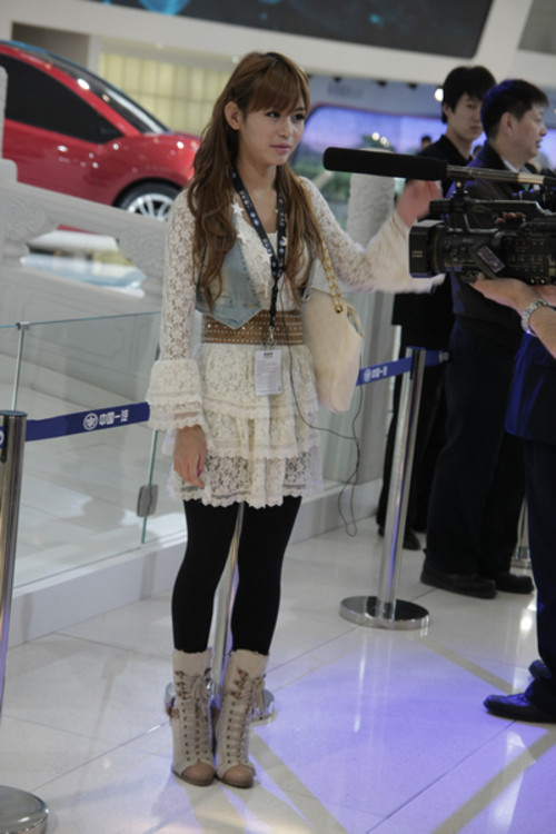 马诺惊悚学生照!车展雷人照被曝光