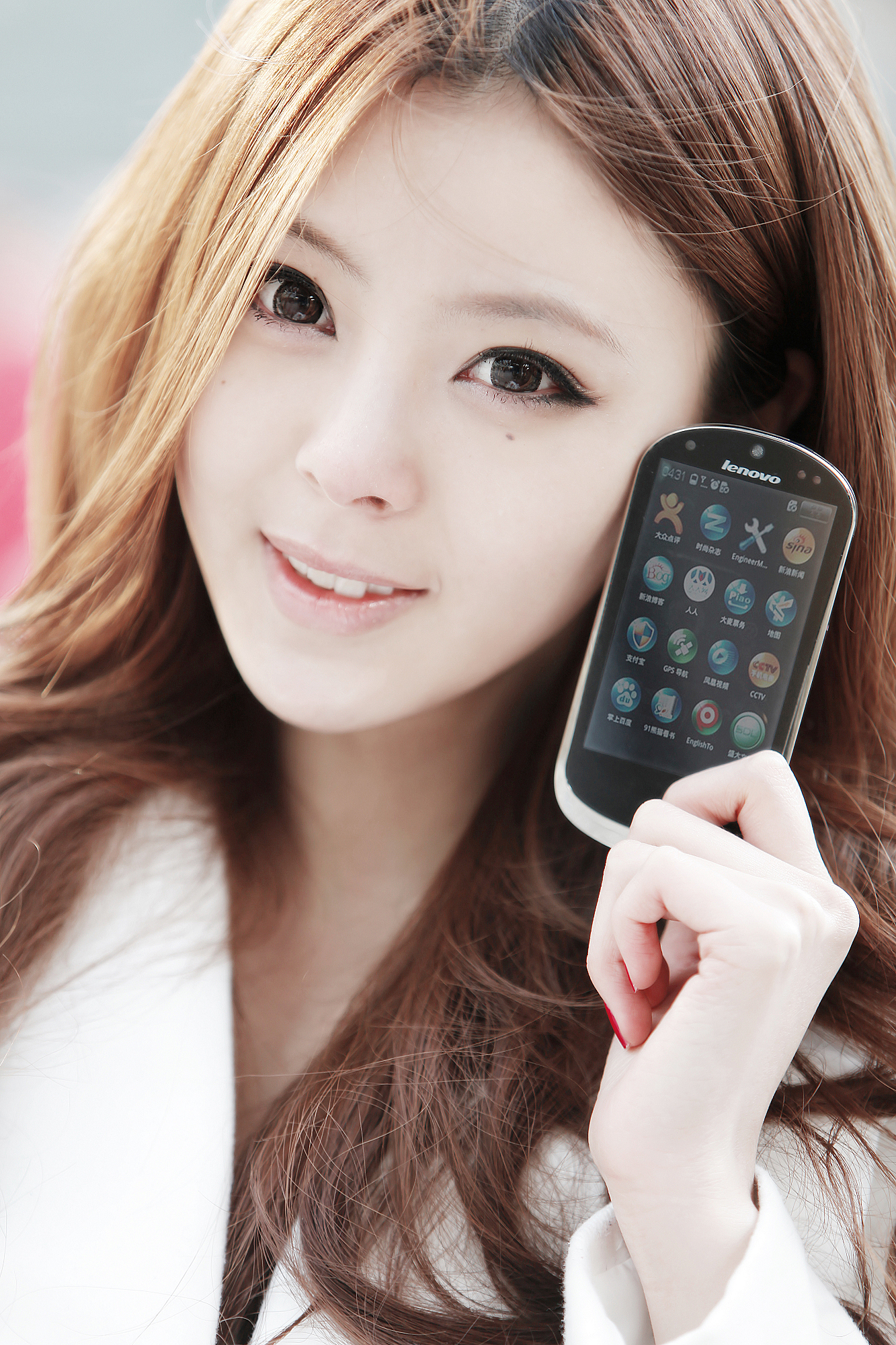 高挑细腰美女谢梦 享受联想乐phone生活