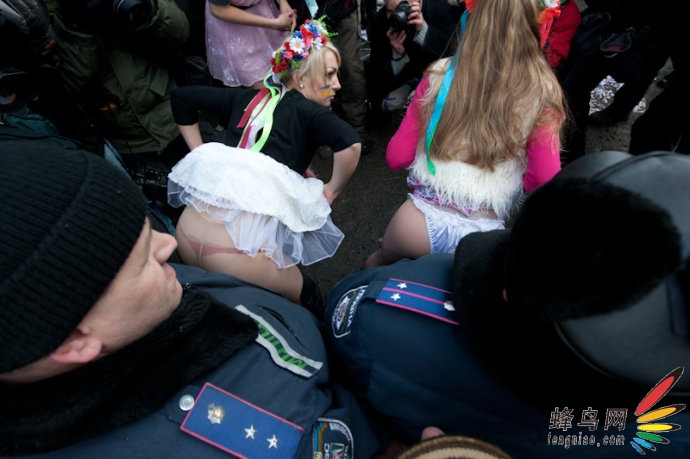 【高清图】 美女脱裤抗议意大利总理图4