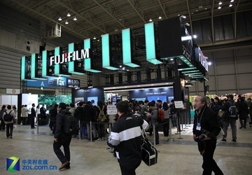 CP+2011:X100���ܹ�ע ��ʿչ̨���𳤶�