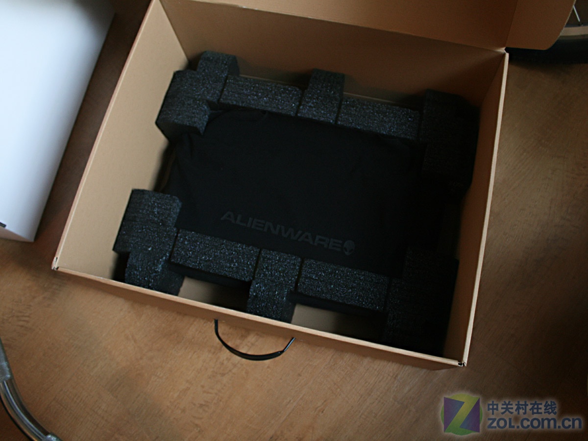 【高清图】 独家曝光:新戴尔alienware m17x开箱照图3