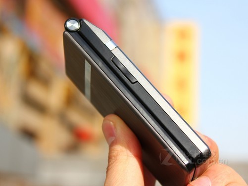 双卡双拉丝工艺 翻盖设计金立a808评测