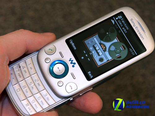 【高清图】 入门walkman手机 索爱w20i售价990元图1