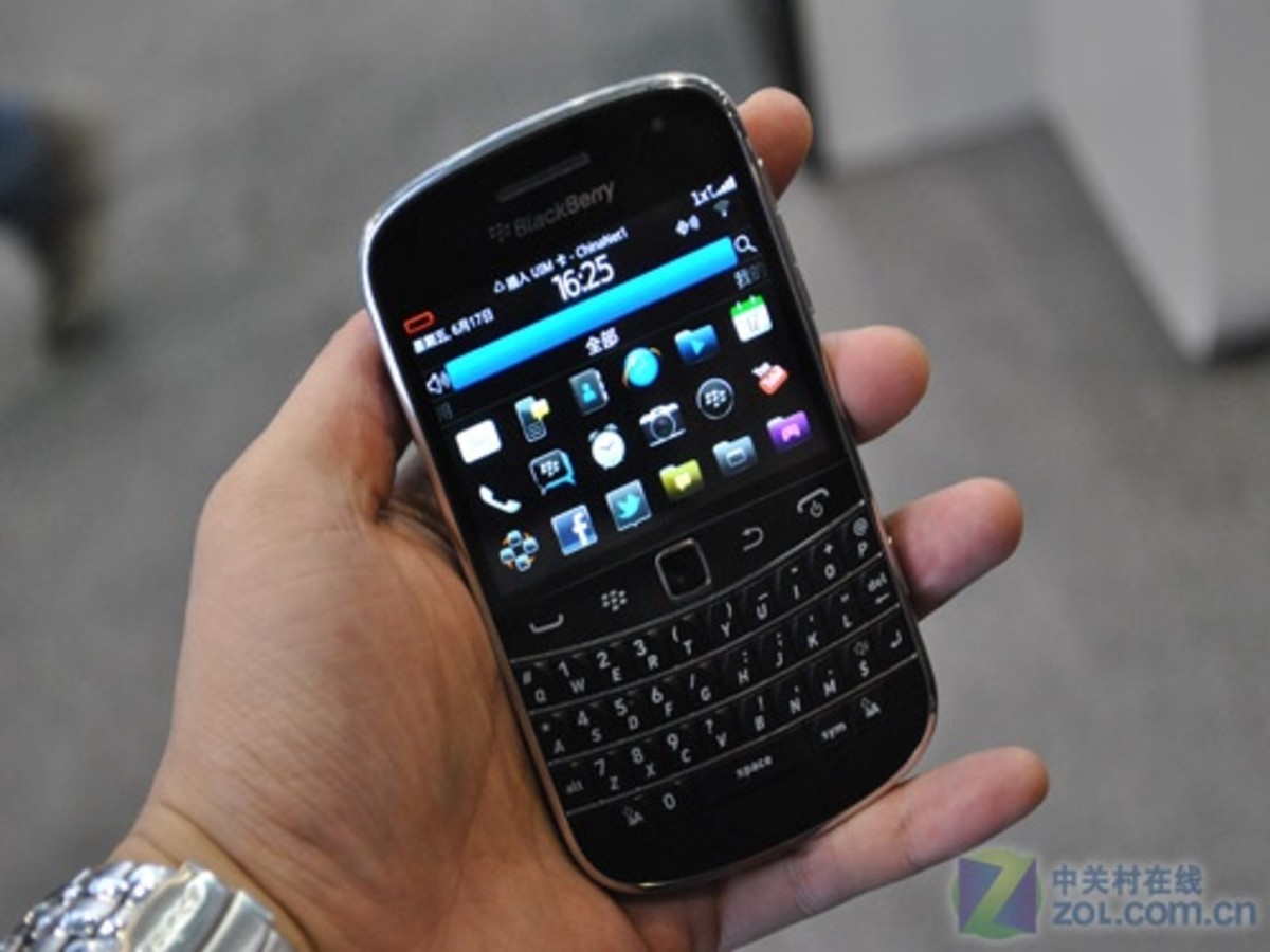 【高清图】 同步上市? 黑莓9930现身天翼终端交易会图2