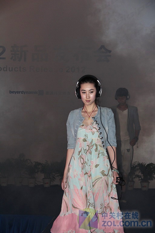 帅哥+美女!拜亚88年新品发布会T台秀