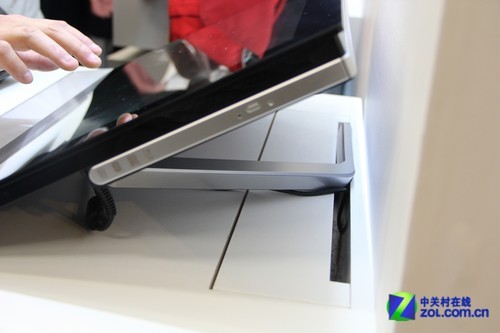 Computex��Ʒ �곞WIN8ƽ��W700���� 