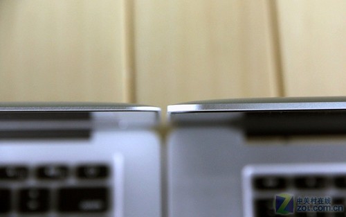 ����� Air ����Ļ��ȣ��ұ�����һ�� Macbook Pro ����Ļ���