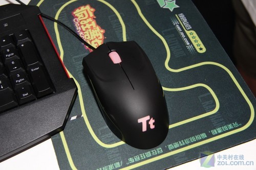 盛大游戏展台所使用的TteSPORTS黑翼鲨游戏鼠标